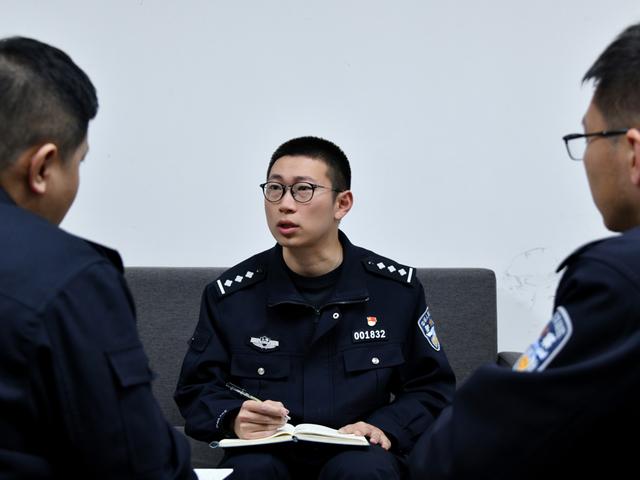 龚晨在收集办案民警需求（上海市公安局 供图）