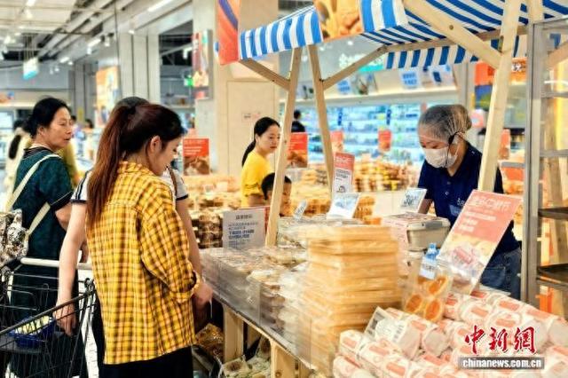 10月1日，江西省南昌市一家盒马鲜生门店内，市民在选购月饼。记者 吴鹏泉 摄