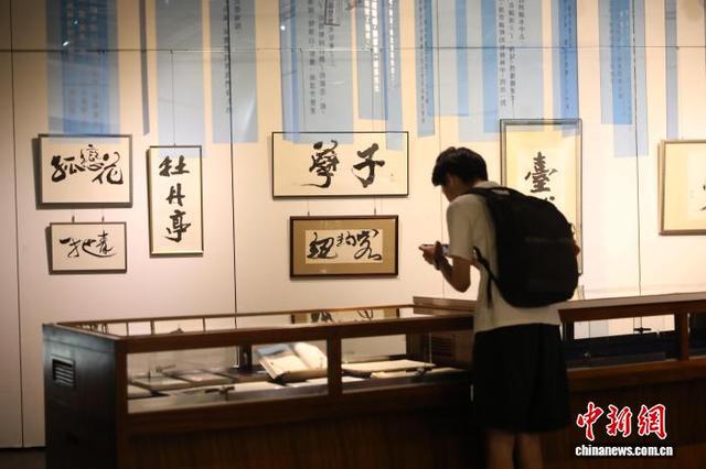 10月2日，在台湾大学开幕的“白先勇教授文学特展”吸引年轻观众参观。中新社记者 朱贺 摄