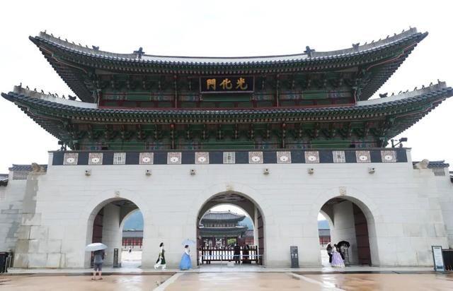 游客在韩国首尔光化门广场参观。 资料图 新华社发
