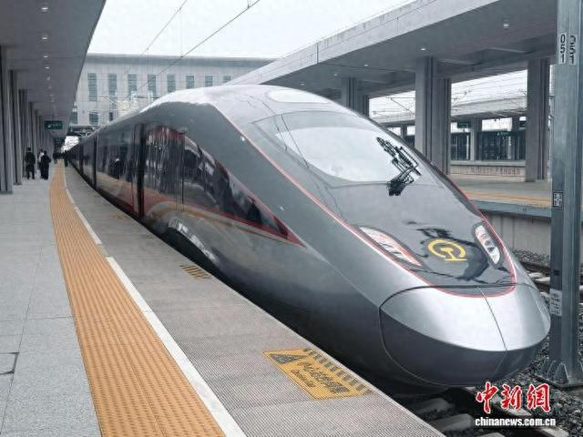 9月28日，从抚顺站驶出复兴号动车组列车，标志着沈佳高铁沈白段开通运营。姜月恒 摄