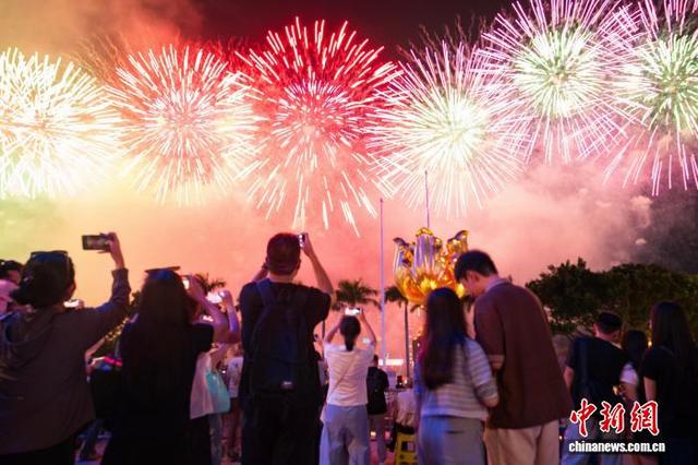 10月1日晚，香港维多利亚港夜空上演主题为“维港烟花 闪耀中华”的盛大烟花汇演，庆祝新中国成立76周年。 中新社记者 侯宇 摄