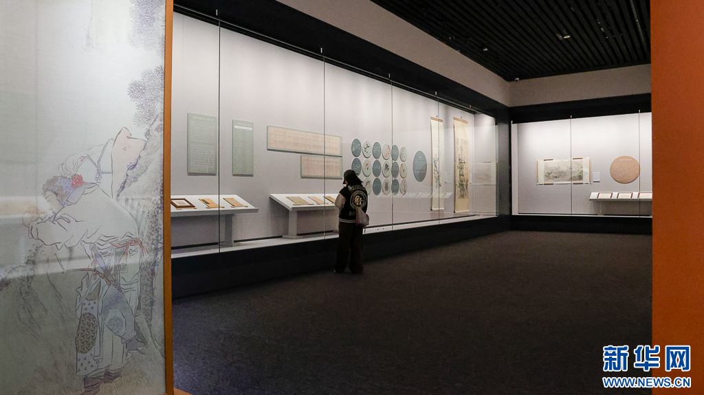 “上海·海上——上海市历史博物馆藏海派绘画名家作品展”展厅局部（摄于9月30日）。新华网发（刘东 摄）
