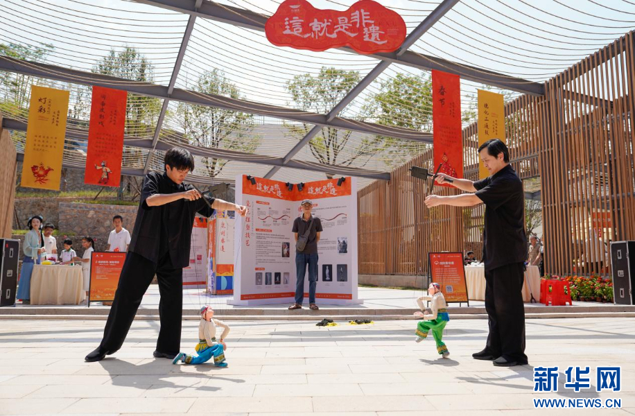 图为德化红旗坊·文旅产业园内举行的非遗表演。新华网 蒋巧玲 摄