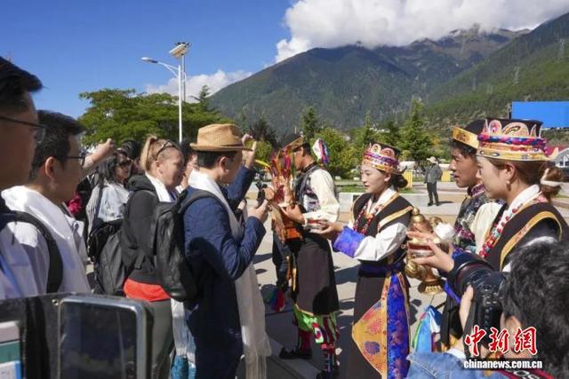 图为林芝市民为嘉宾敬青稞酒。林芝市文化和旅游局 供图