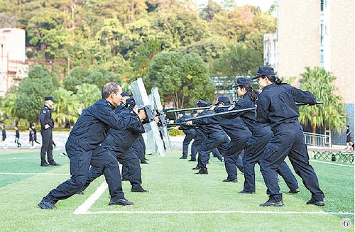 　　图⑥：近日，福建省三明市检察院组织开展全市检察机关司法警察培训班暨年度体技能考核。图为训练现场。