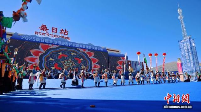图为桑日县思金拉错旅游民歌盛典现场。 桑日县融媒体中心供图