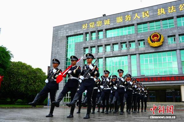 10月1日，戍守在中缅边境云南省德宏州瑞丽市的瑞丽出入境边防检查站举行国庆升旗仪式。图为国旗升起。高运畅治 摄