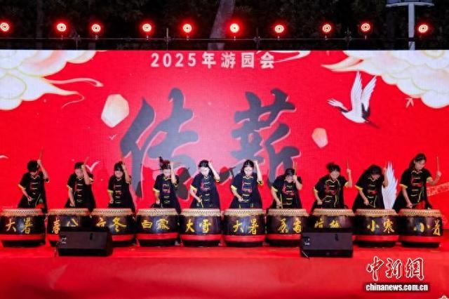 9月30日晚，华侨大学举办以“六五弦歌传四海 万千桃李颂中华”为主题的国庆游园活动。图为学生演出节令鼓。华侨大学供图
