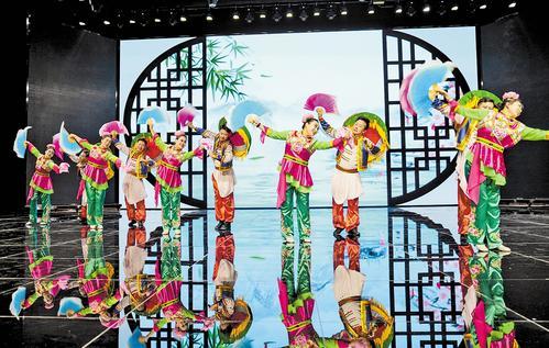 9月25日，石家庄学院，演员们在表演国家级非物质文化遗产代表性项目井陉拉花。 本报记者 许佳奇摄