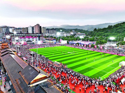     人们在贵州省榕江县“村超”球场观看球赛。新华社发