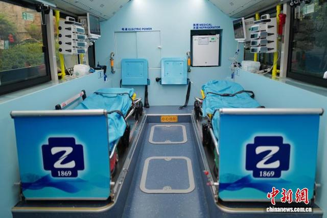 图为“移动急救驿站”内的相关急救设备。中新社记者 张煜欢 摄