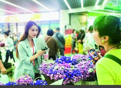     ▲ “芬芳观察团”在昆明斗南花卉市场采访。