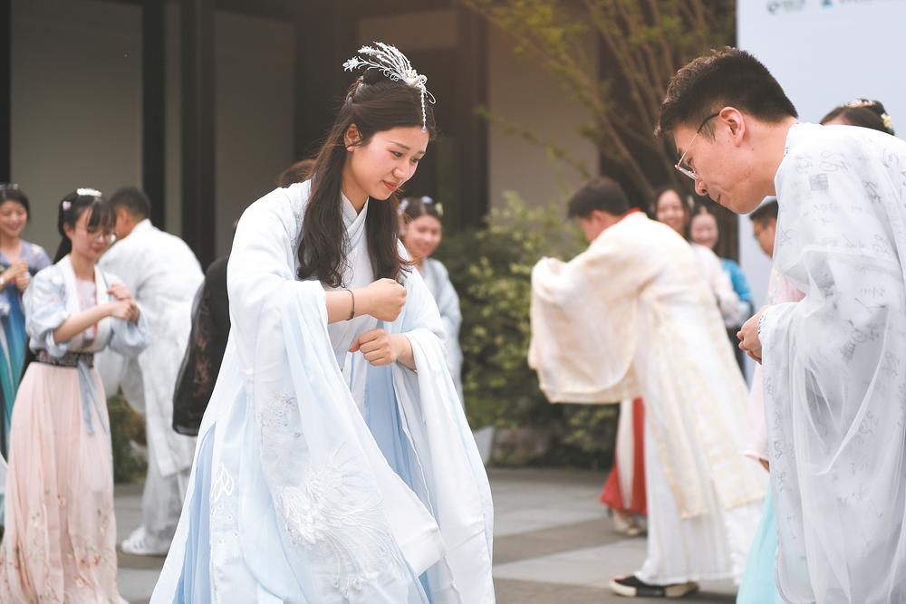 古装游园“相亲”会，体验传统礼仪。 新华社记者 黄宗治 摄