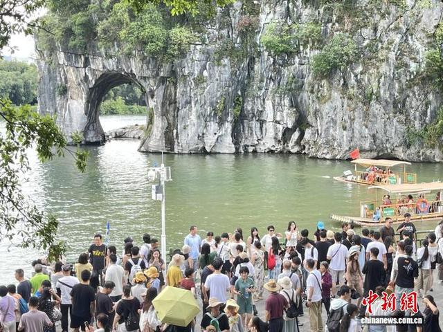 图为游客在象鼻山景区观光游览。何茜 摄