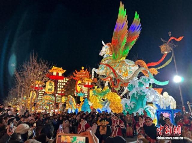 2026年1月9日晚，甘肃敦煌，“千年华彩·盛世敦煌”2026敦煌灯会吸引当地市民和游客参观游览。中新社记者 丁思 摄