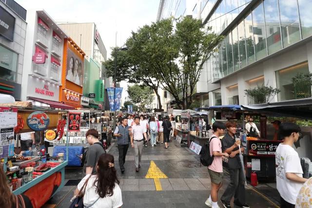 游客在韩国首尔明洞商圈游览。资料图 新华社发