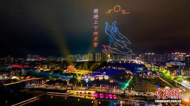 图为荆州古城护城河上的无人机表演。(无人机图片)张梦瑶 摄