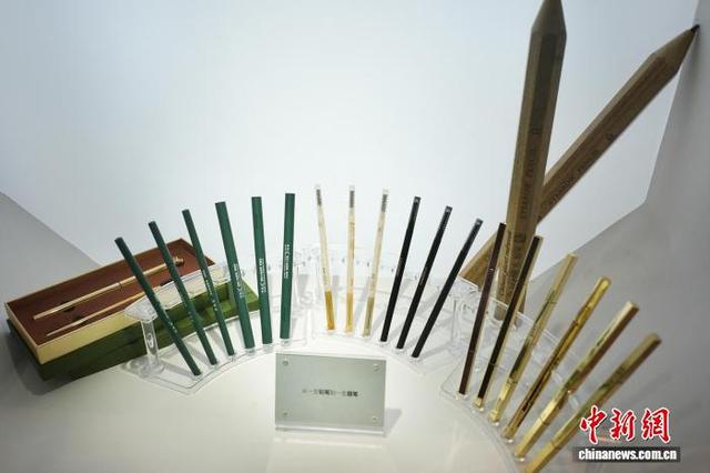 浙江久灵笔刷有限公司、浙江庆元欧迪实业有限公司生产的眉笔。 胡德 摄