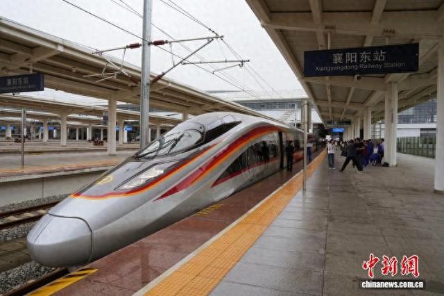9月28日，襄荆高铁开通运营，图为高铁列车即将驶出襄阳东站。 邹浩 摄