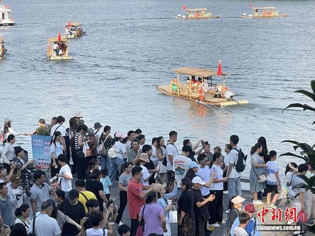 图为游客在象鼻山景区内进行打卡拍照。何茜 摄