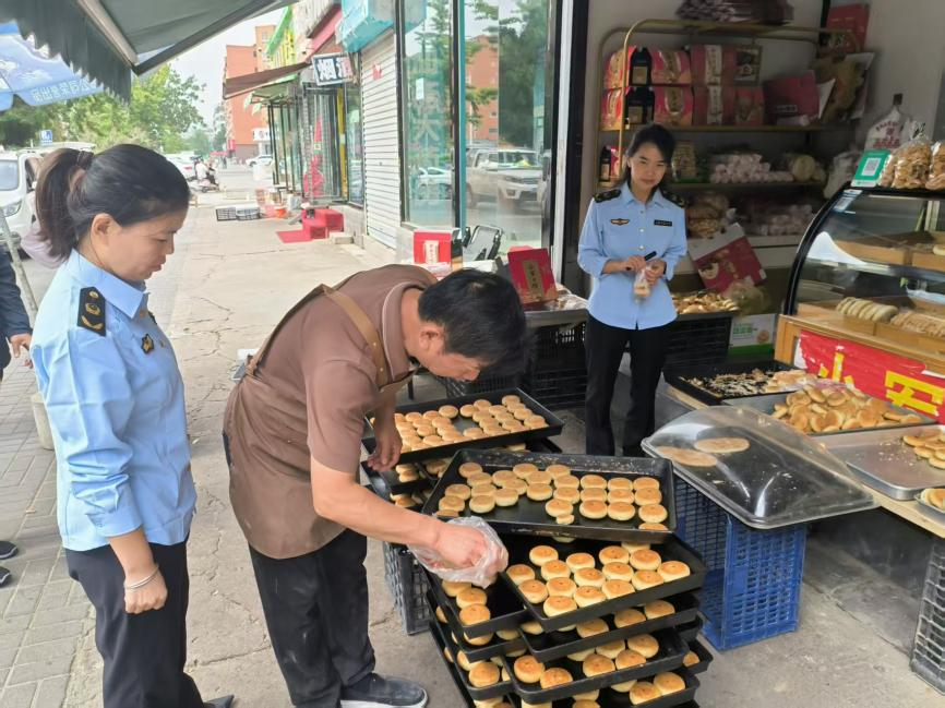 工作人员对月饼加工场所进行抽样