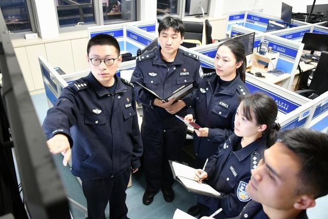 龚晨与团队成员开展“头脑风暴”（上海市公安局 供图）