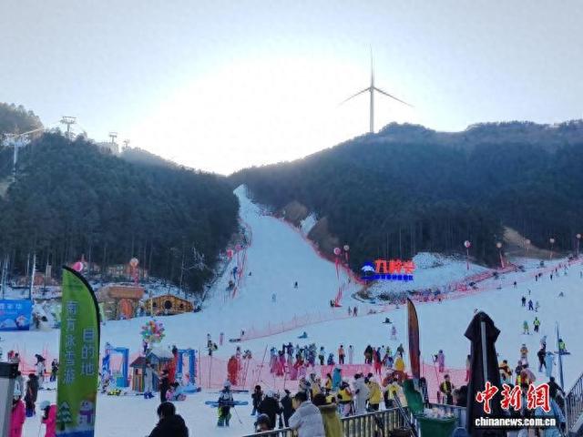 1月10日，靖安国际滑雪场高级道开板仪式暨冰雪嘉年华活动在江西靖安九岭尖下的雪场启动。记者 姜涛 摄