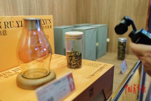 9月26日，海南省三亚市FLY3跨境（零关税）体验城，上架售卖的当地特色产品。 中青报·中青网记者 赵迪/摄