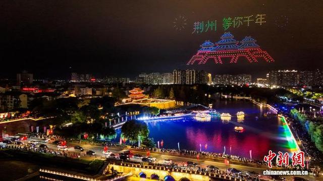 图为荆州古城护城河上的无人机表演。(无人机图片)张梦瑶 摄