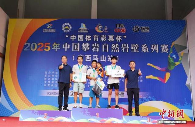 图为颁奖仪式现场。刘汉琪 摄