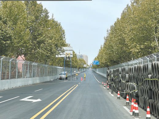 　　GT世界挑战赛北京亦庄站进入筹备冲刺阶段，节日期间赛道建设、设备安装正有条不紊进行。 本报记者 曹政摄