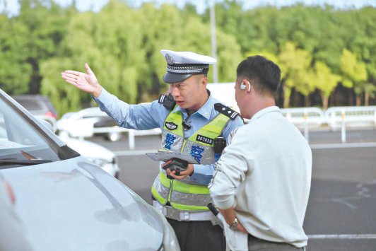 一辆无牌照小客车被交警拦停。 本报记者 甘南 摄