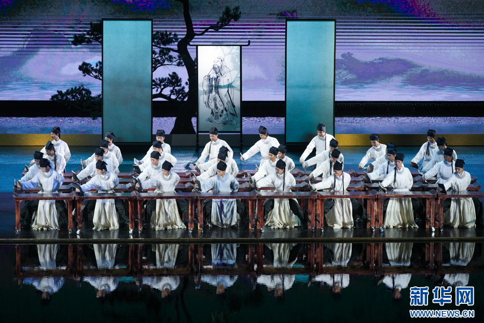   在“叩山”篇章中，少年朱熹拜武夷三先生为师，与他的小伙伴们勤学苦读（9月26日摄）。新华网 肖和勇 摄
