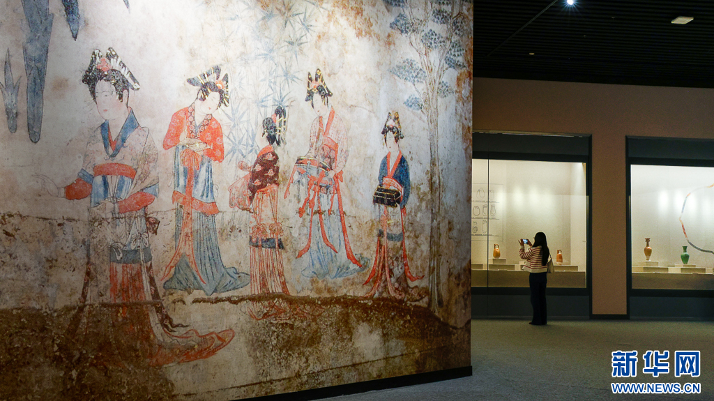 “契丹印迹——内蒙古辽代文物精品展”展厅局部（摄于9月30日）。新华网发（刘东 摄）