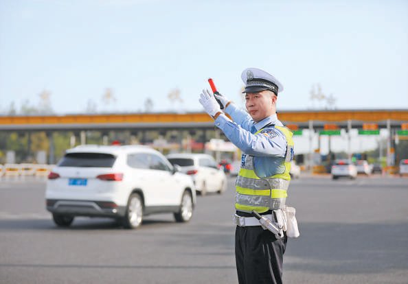 交警指挥疏导交通。 本报记者 甘南摄