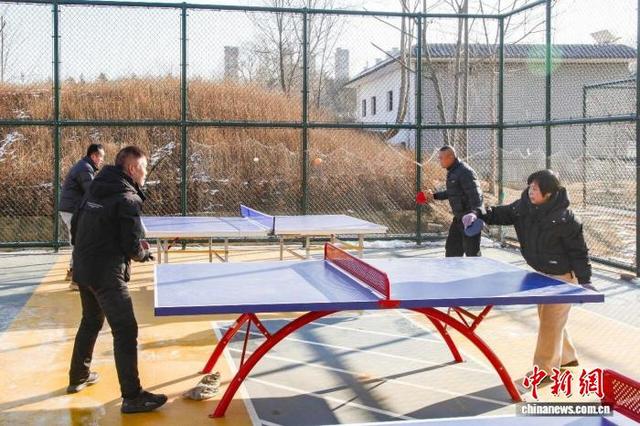 昔日杂草丛生的荒地摇身变成集篮球场、乒乓球场、网球场与休闲步道于一体的活动空间。 晋城城区融媒体中心供图