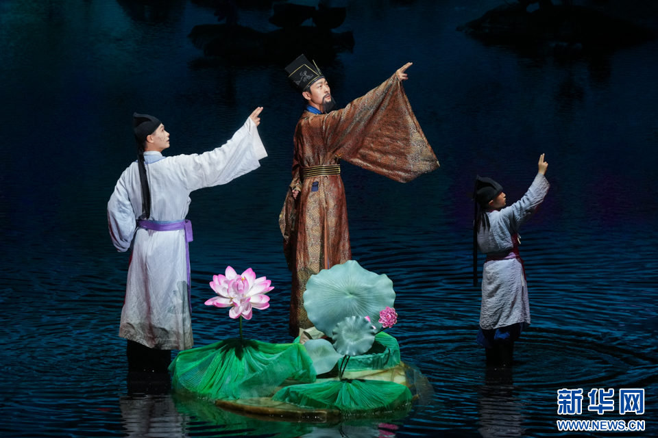   在“万川归一”篇章中，不同时期的朱熹在时空变幻中重逢（9月26日摄）。新华网 肖和勇 摄