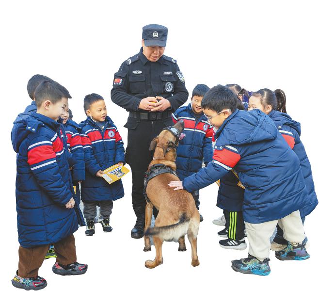 1月9日，遂宁市举行庆祝第六个中国人民警察节暨警营开放日活动。图为警察带着警犬和小朋友互动。吴奉家 摄（C视觉）