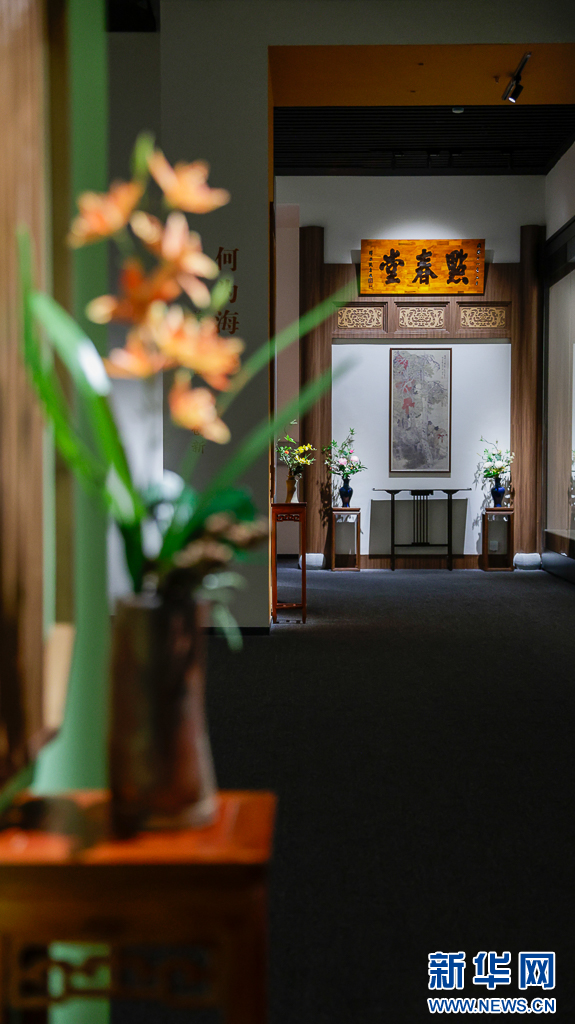 “上海·海上——上海市历史博物馆藏海派绘画名家作品展”展厅一角（摄于9月30日）。新华网发（刘东 摄）
